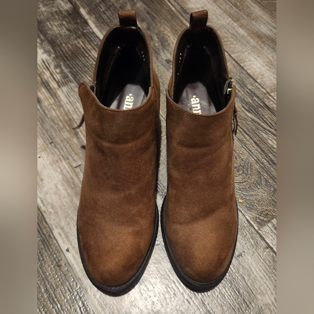 ANDREA  Brown Suede Ankle Booties Size 7 EUC